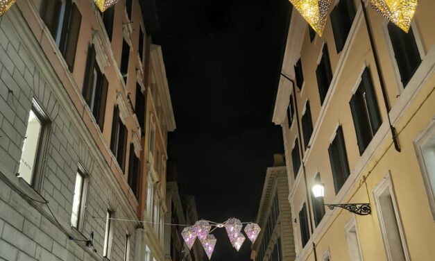 Roma si veste a festa con le luminarie natalizie ispirate alla pace