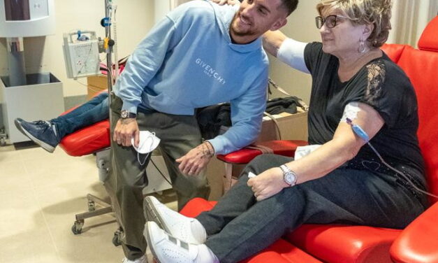 Il capitano della AS Roma Lorenzo Pellegrini visita i pazienti del Campus Biomedico